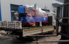 福瑞得機械座駕壓路機，路面開槽機成功裝車及時發(fā)貨