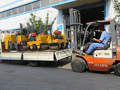 福瑞得機(jī)械4臺小型壓路機(jī)裝車發(fā)往河南。